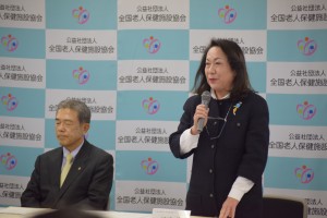 日本GH協の署名活動について説明する河崎会長